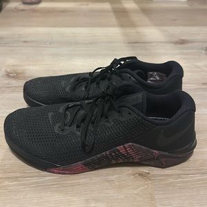 Nike Metcon 5 Size 10.5 (Black/Pink)
